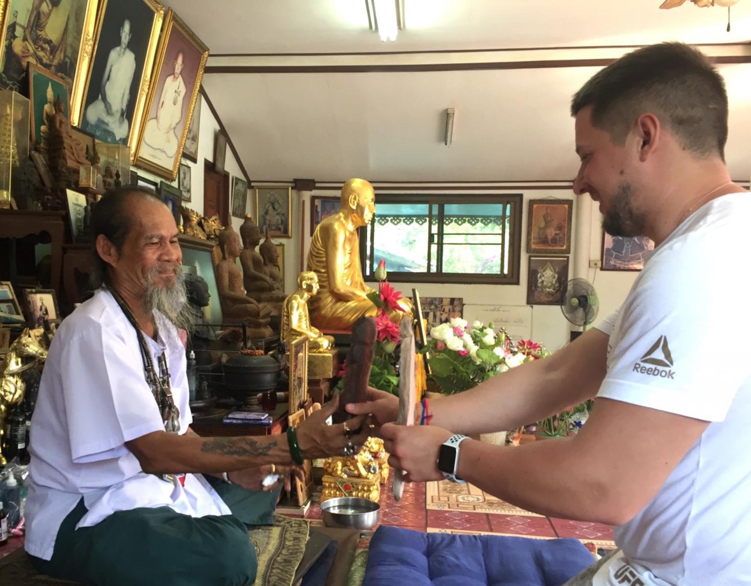 Поездка за магическими татуировками Сак Янт в Айюттхайя к мастеру Кобу экскурсия компании Seven Countries в Паттайе Таиланде фото 10